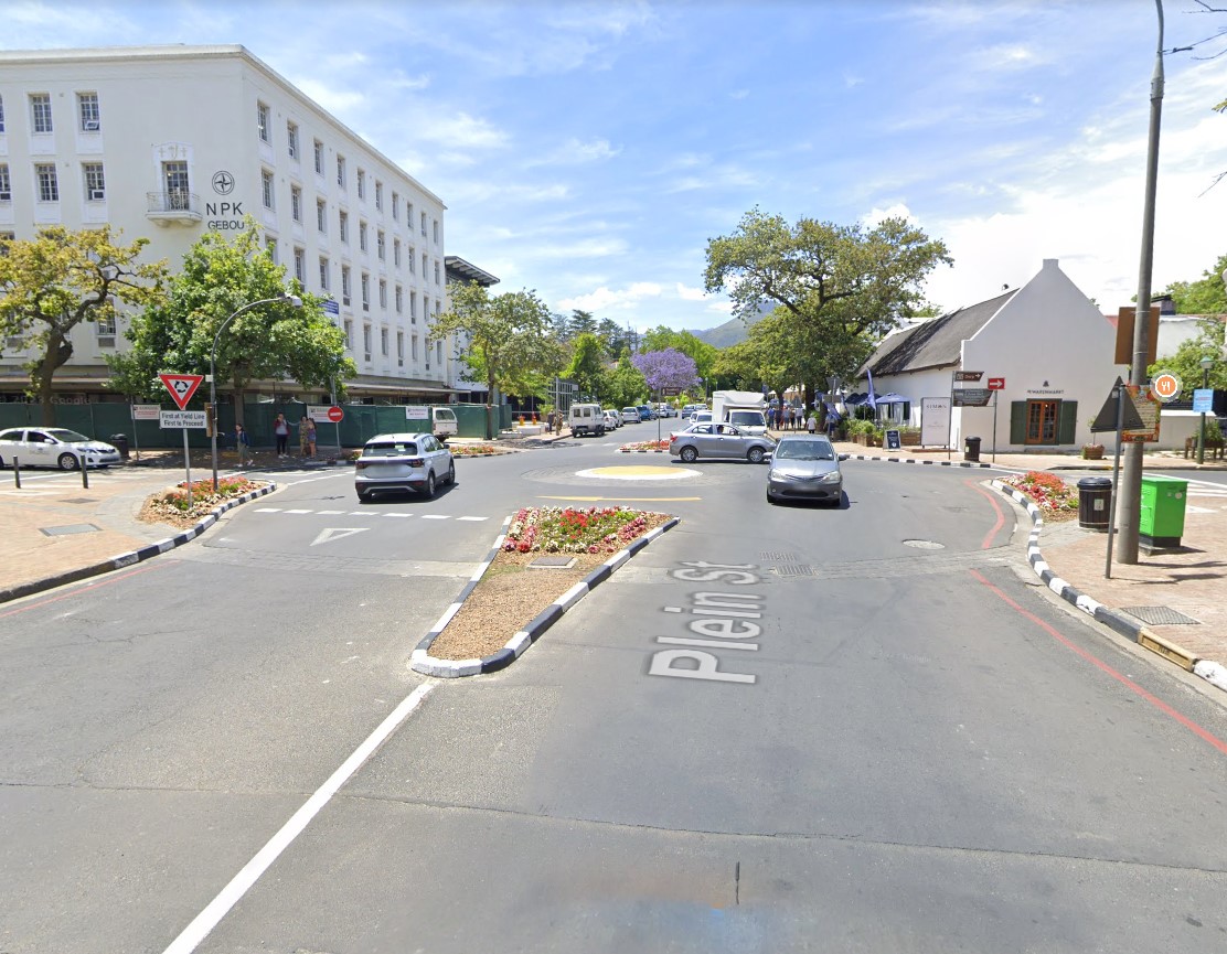 An example of a mini-rounabout in Stellenbosch town centre.